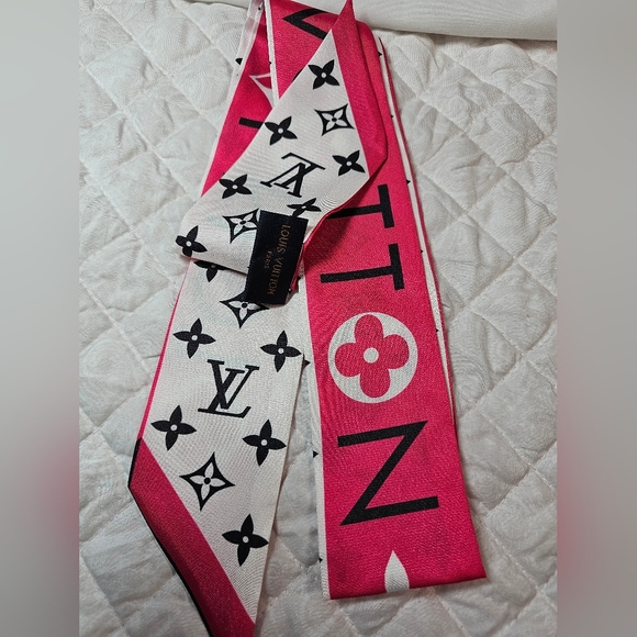 <AUTH> Louis Vuitton HOT Pink and White Monogram Scarf 100% Silk TaggedNEW